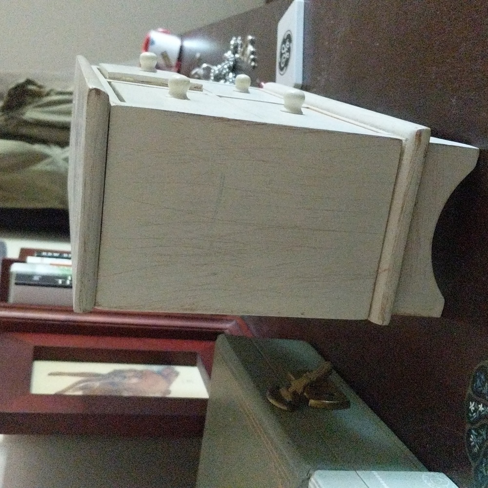 Vintage white jewelry trinket box - Picture 7 of 10